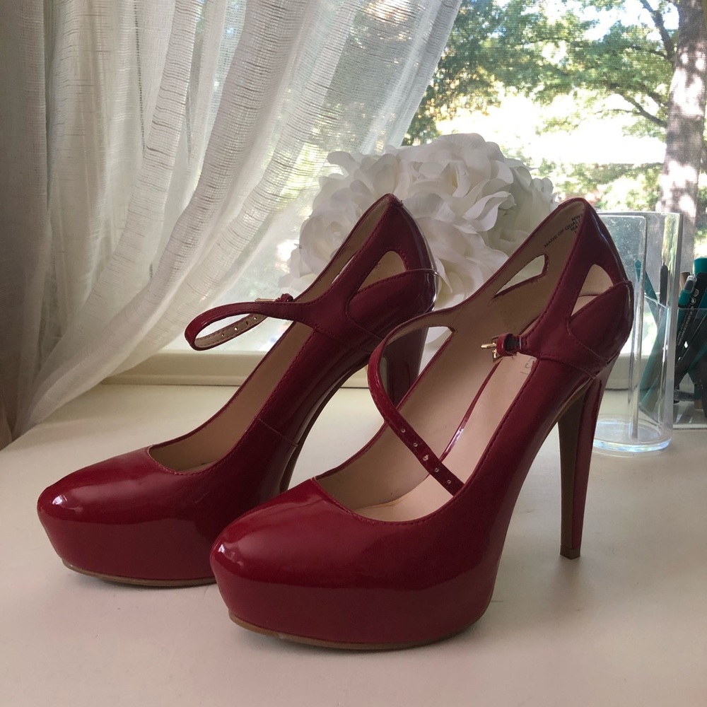Red platform pump with strap